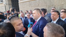 Пеевски срещу ПП при блокадата: Крадци, парапет, пеньоар! (видео)