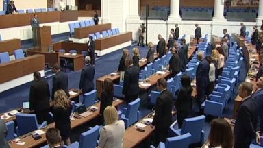 ПарламентътЗаради блокадата на ПП Бял автобус и полиция затвориха Дондуков