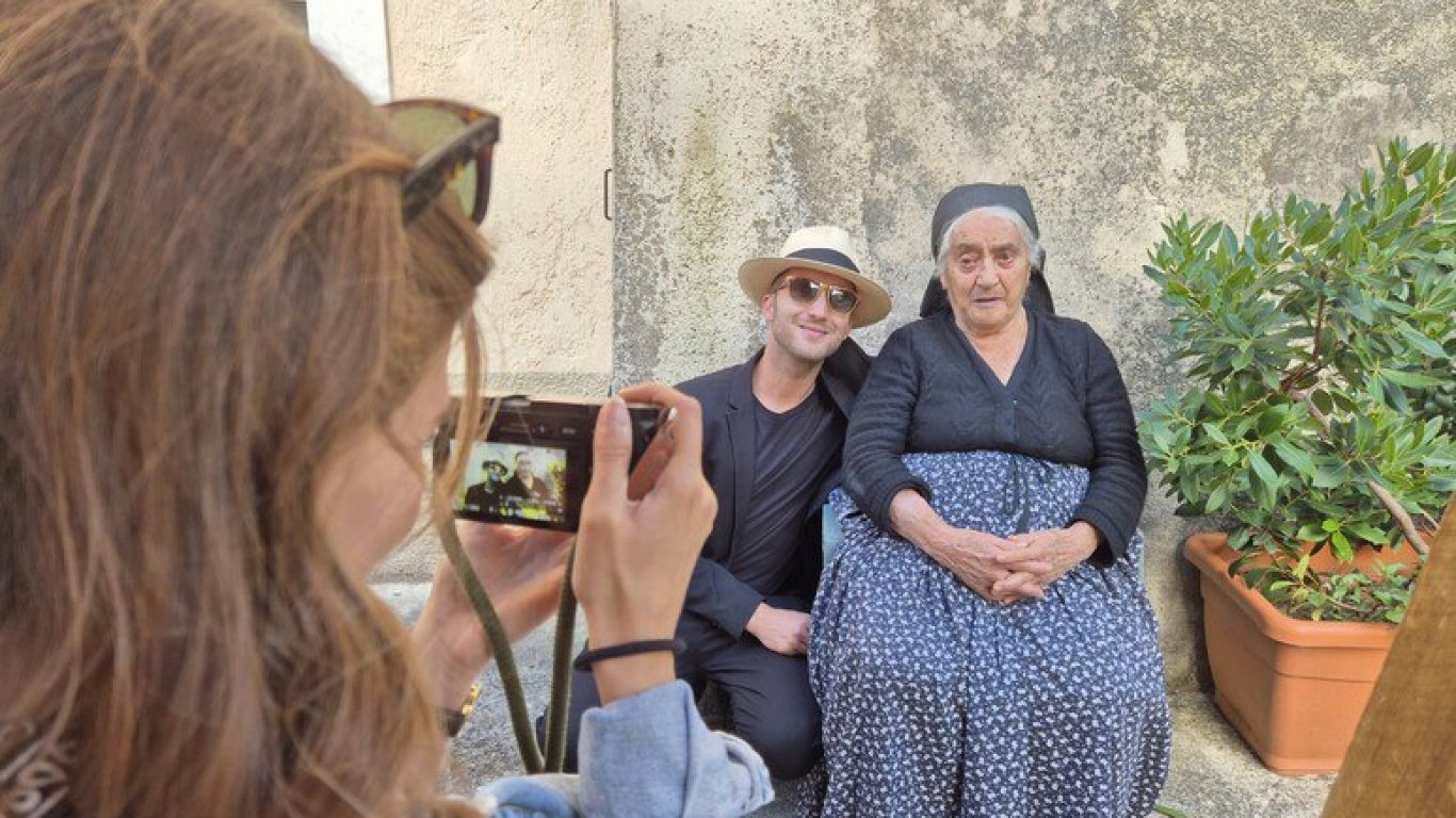 "Последната кралица": Как една 94-годишна италианка се превърна в туристическа атракция