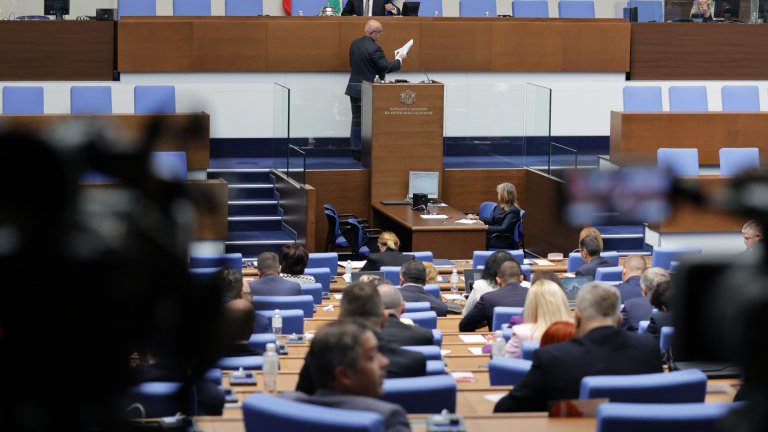 На живо: Гласуват вота на недоверие към кабинета "Желязков"