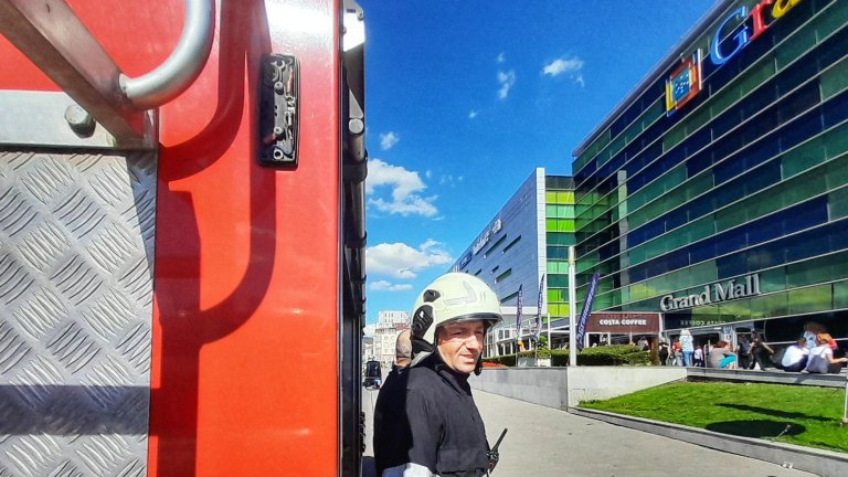 Пожар в заведение в Гранд мол във Варна, евакуираха посетители (снимки)