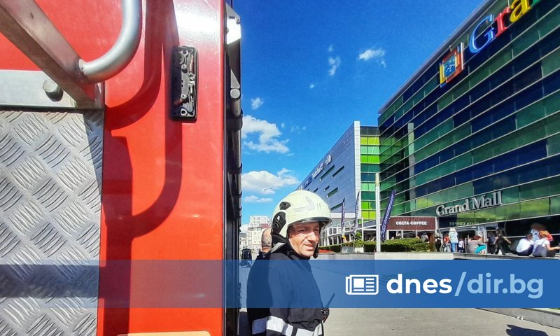 Посетители и персонал на Гранд Мол във Варна са били