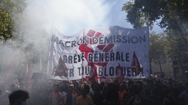 ФранцияМащабни протести срещу Макрон обхванаха цяла Франция 80 000 полицаи