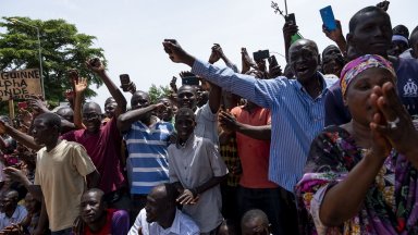 В епохата на глобализма с международни институции планетарни съюзи и свързани икономики