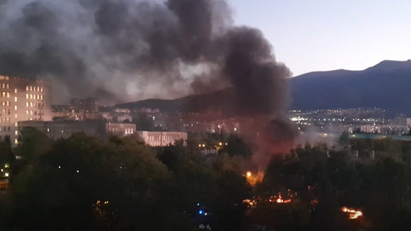 Пожар в двора на Окръжна болница в София (видео)