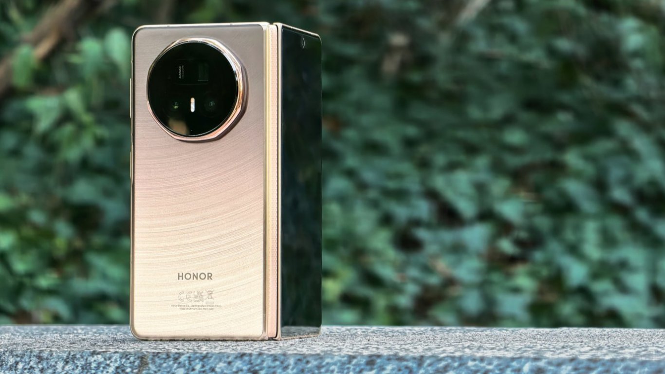 Ревю: Това е най-тънкият сгъваем смартфон в света (видео)