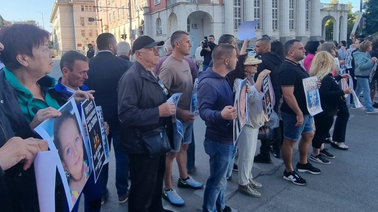 Протест "Справедливост за Сияна" в Плевен, докато подсъдимият иска да го пуснат от ареста (снимки)