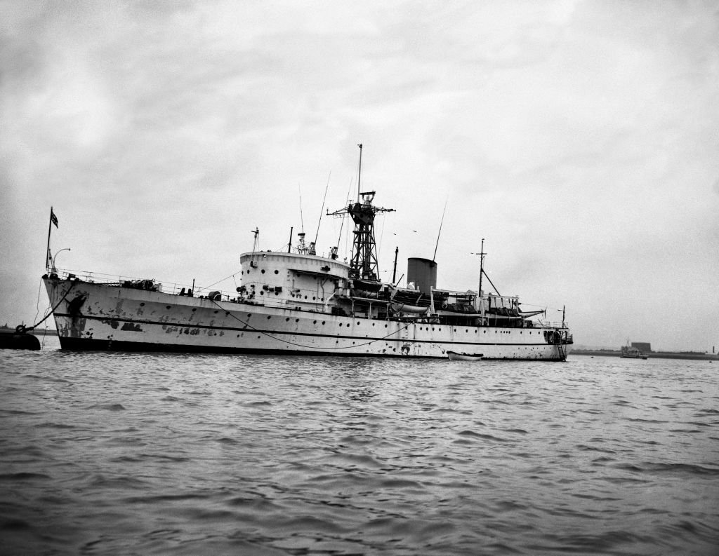 Изследователският кораб HMS Vidal на Кралския флот след завръщането си от  Рокал в Северния Атлантически океан, 5 октомври 1955 г. HMS Vidal участва в анексирането на островчето