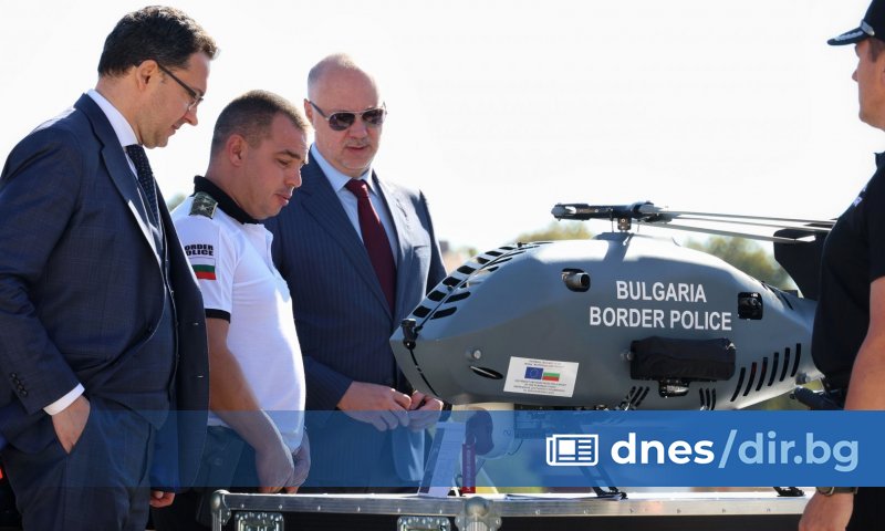 Премиерът Росен Желязков, министърът на вътрешните работи Даниел Митов и