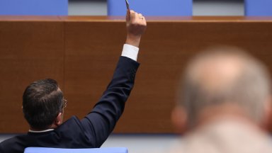 Мнозинството мълчаливо прокара смяната на шефа на статистиката