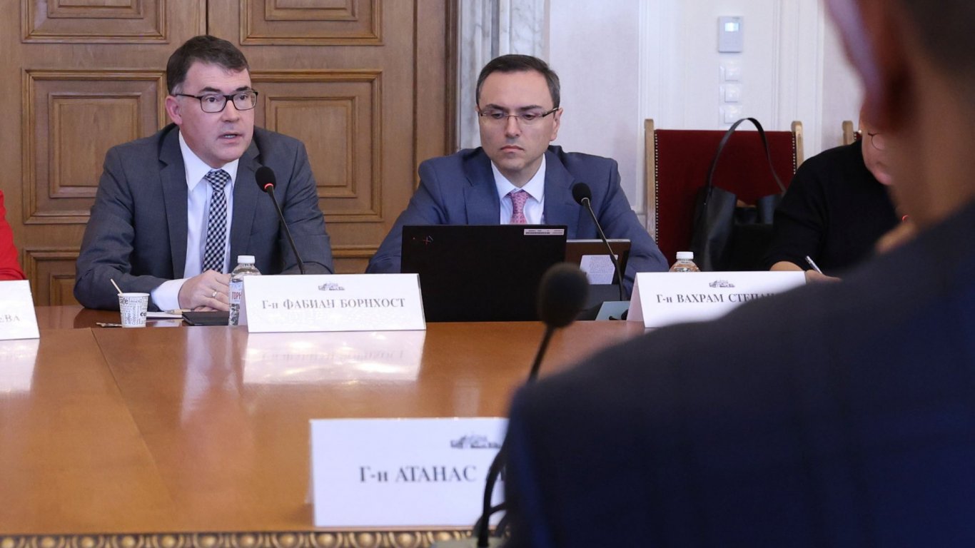Мисията на МВФ препоръча прогресивен данък и вдигане на осигуровките 