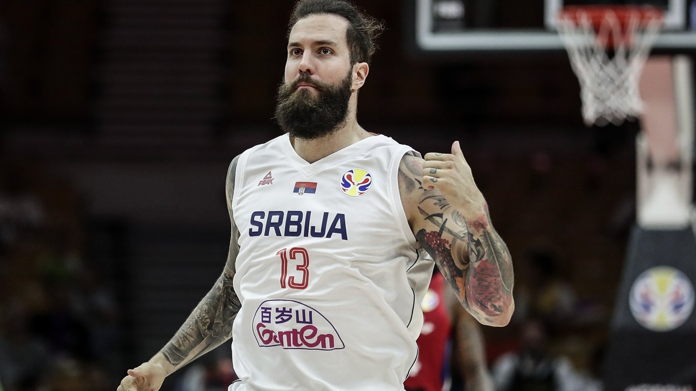 Още един преминал през НБА гигант се захвана с футбол
