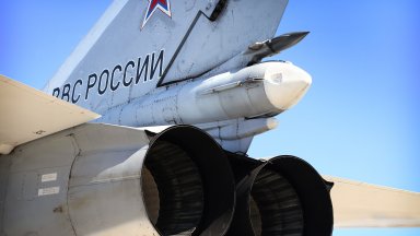 Три руски бойни самолета МиГ 31 са извършили планов полет от