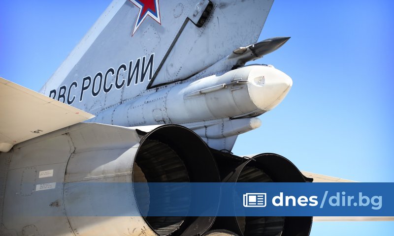 Три руски бойни самолета МиГ-31 са извършили планов полет от