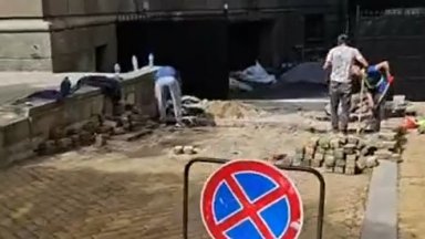 Ударна съботна бригада кърти жълтите павета за да сложи антипаркинг