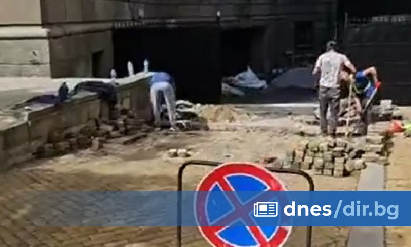 Ударна съботна бригада кърти жълтите павета, за да сложи антипаркинг