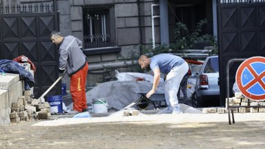 ДБ: Къртят жълтите павета, за да сложат антипаркинг колчета пред служебния вход на НС (снимки)