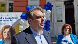 Асен Василев ще съди Пеевски за клевети по време на блокадата на ПП пред парламента
