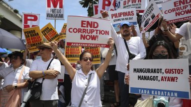 Виж още 7 метрови вълни разрушени къщи и хиляди хора в