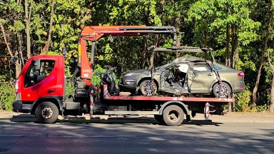 Първи версии за тежката катастрофа в София, вижте щетите по автомобила и мотора (снимки)