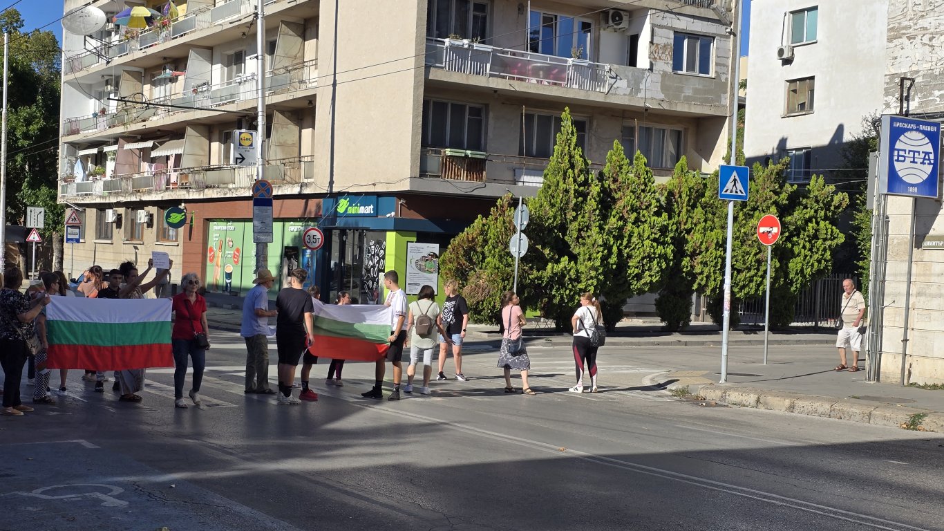 За пети път граждани блокираха Плевен в знак на протест срещу безводието (снимки)
