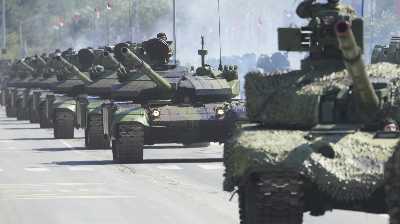 Сърбия показа с какво разполага армията ѝ на мащабен военен парад в Белград (снимки)