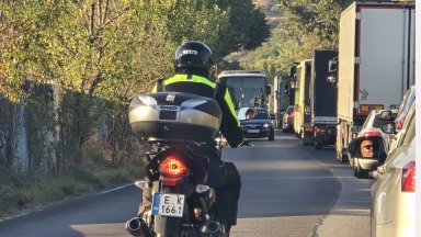 Огромна тапа в жегата край Кресна, 5-километрова колона и на АМ "Тракия" заради пожар