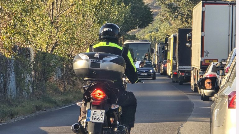 Огромна тапа в жегата край Кресна, 5-километрова колона и на АМ "Тракия" заради пожар