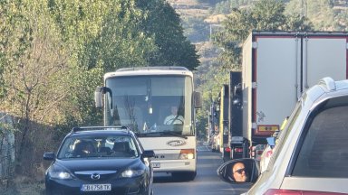 Голям скален отломък задръсти Кресненското дефиле