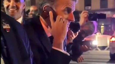 Френският президент Еманюел Макрон бе блокиран в централната част на