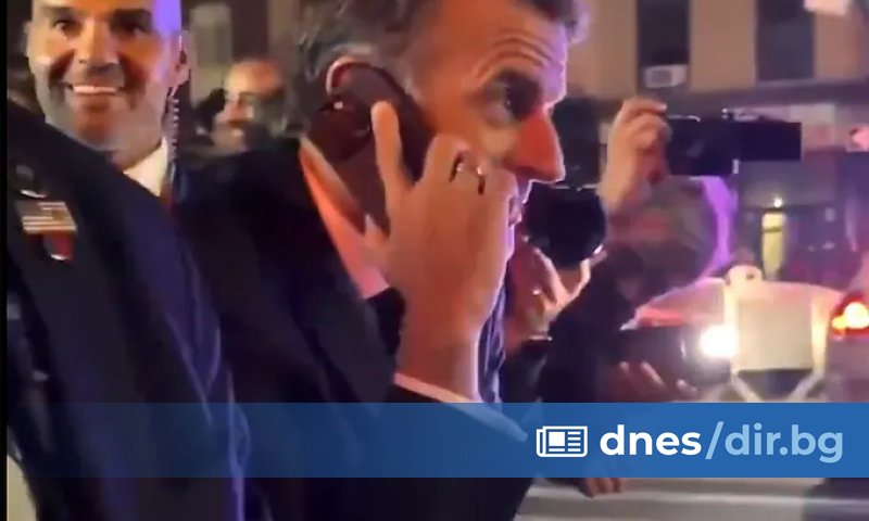 Френският президент Еманюел Макрон бе блокиран в централната част на