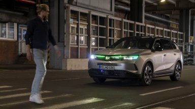 Opel Grandland започна да дава знаци със светлините си