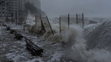 Жертви, разрушения и милиони евакуирани: Тайфунът "Рагаса" връхлетя Южен Китай (снимки)