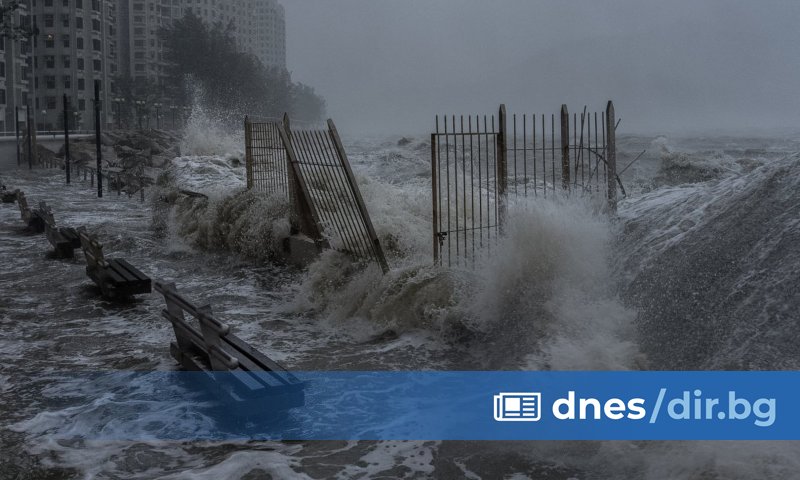 Рагаса, един от най-мощните от години, издигна вълни, по-високи от