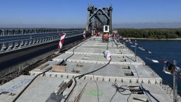 Подменят стоманобетонните панели в затворената отсечка на Дунав мост при Русе към Румъния