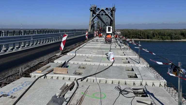 Подменят стоманобетонните панели в затворената отсечка на Дунав мост при Русе към Румъния