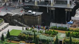 50-метрова дупка зейна насред оживена улица в центъра на Банкок (снимки/видео)