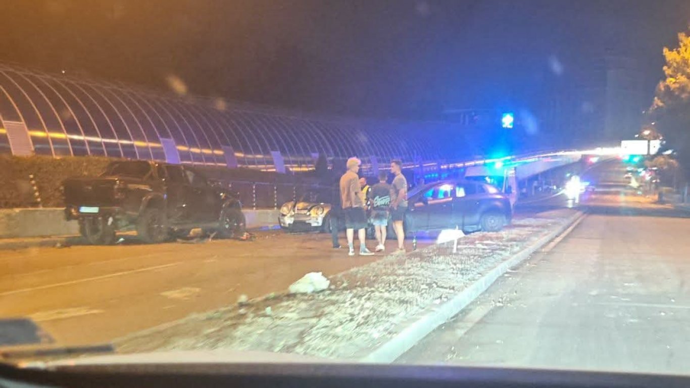 Пикап навлезе в насрещното и блъсна няколко коли в София