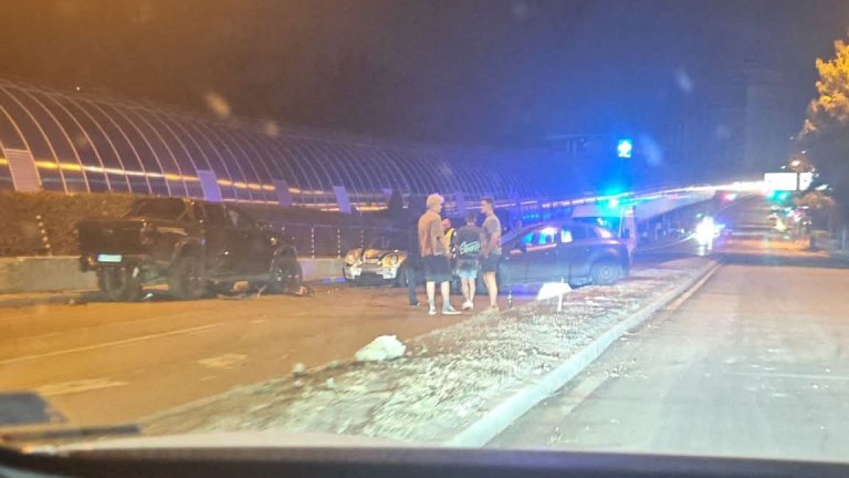 Пикап навлезе в насрещното и блъсна няколко коли в София