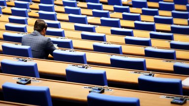 Бойкот на опозицията остави парламента на празни обороти за втори ден поред 