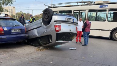Кола се заби в тролей в Русе и се обърна по таван