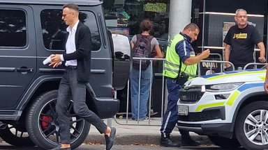 Полицаи глобиха футболната легенда Димитър Бербатов в центъра на София