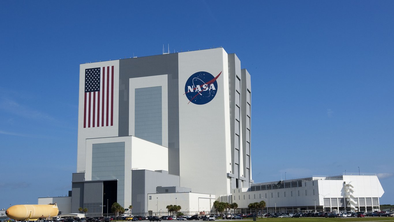 НАСА напуска цели сгради заради орязания от Тръмп бюджет