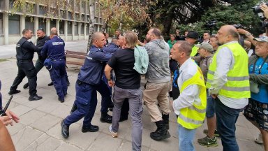Протестиращи се събраха пред централата на ДПС Ново Начало на ул