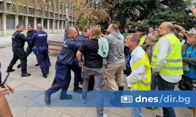 Протестиращи се събраха пред централата на ДПС-Ново Начало на ул.