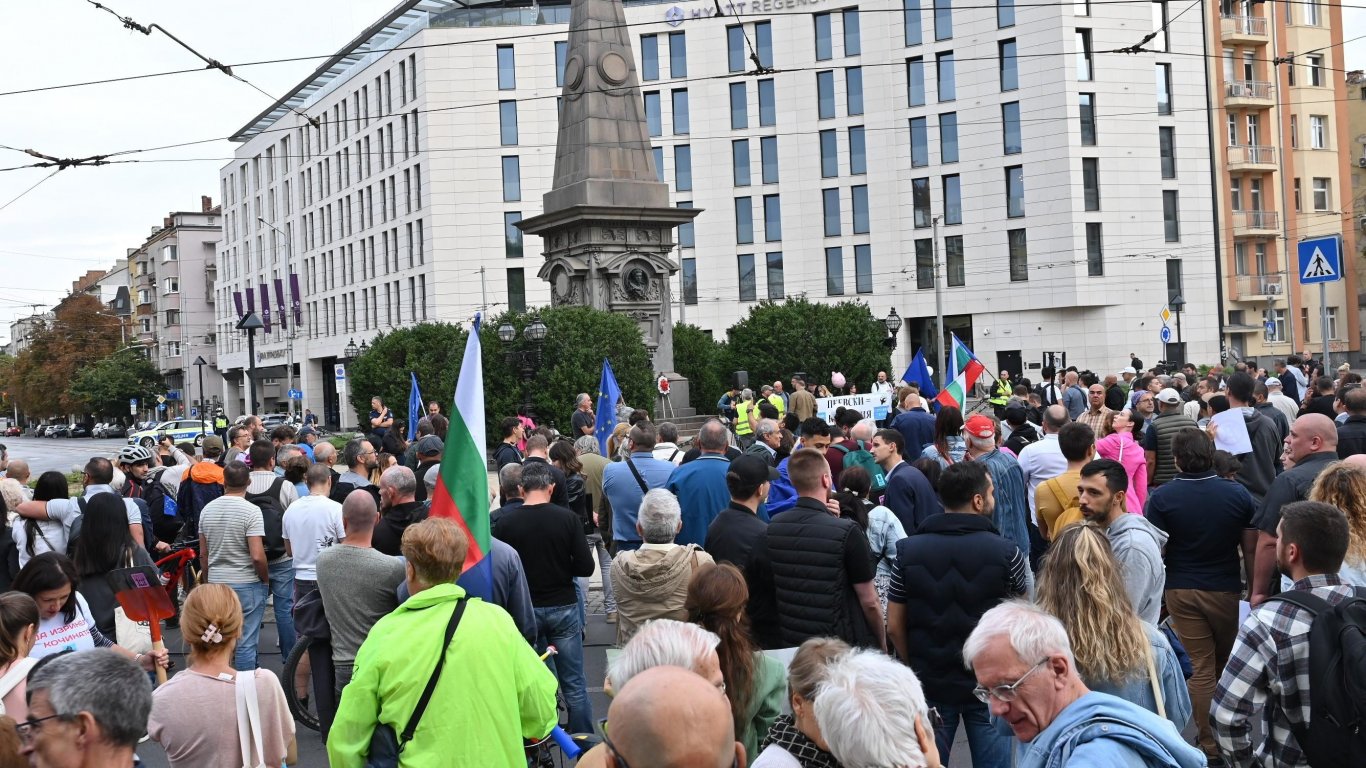 С блокада на бул. "Васил Левски" в София премина протестът на БОЕЦ и ПП-ДБ (снимки)