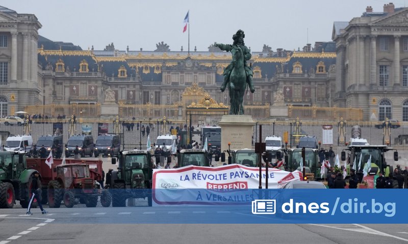 Френски фермери докараха трактори на протест пред Версайския дворец край