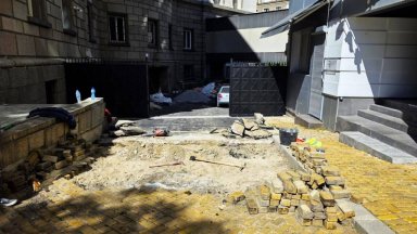 Поставянето на антипаркинг колчета и извършването на строителни дейности върху