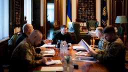 "Ако си срещу нас, ще заведем дело срещу теб". Политика по време на война – по украински