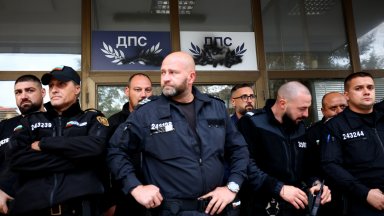 Нов протест на БОЕЦ пред централата на ДПС-НН, надраскаха със спрей емблемата (снимки)